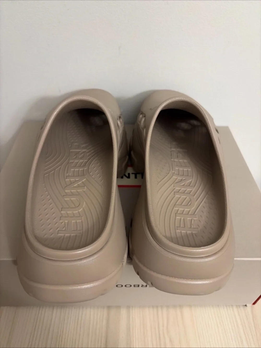 HUNTER Women’s New! Bryce beige clogs size 9 - Picture 6 of 8